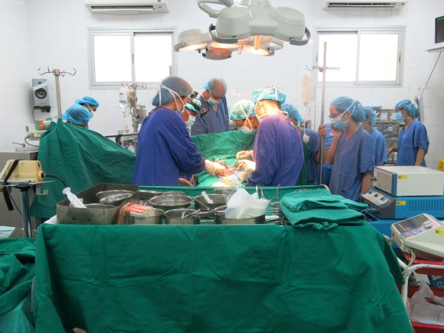 Hành trình gấp rút đưa ‘chuyên gia ghép tim’ đến Hà Nội