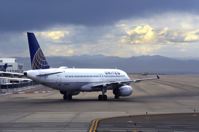 Hành khách Hạng phổ thông của United Airlines lên tàu bay trước Hạng đặc biệt