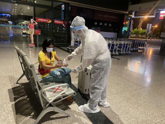 TOC phục vụ hành khách hạ cánh sau giờ hạn chế đi lại