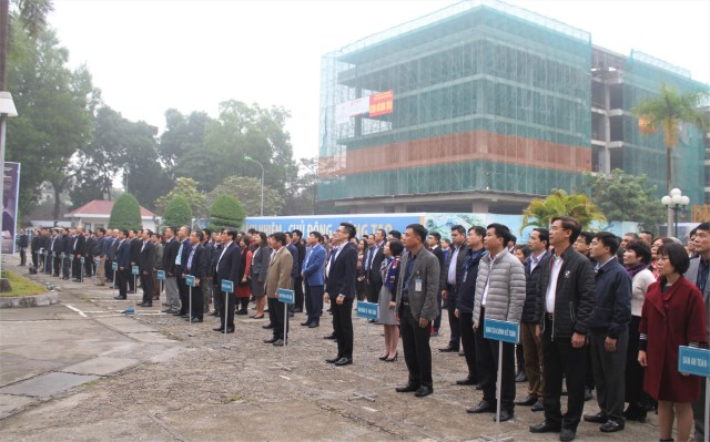 [Chào cờ T1] Thưởng 1.5 tháng lương nhân dịp Tết Nguyên đán