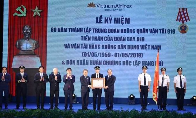 Prime Minister hopes Vietnam Airlines to become 5-star airline soon