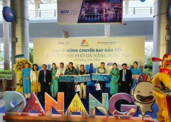 Vietnam Airlines cùng các tỉnh thành đồng loạt đón khách đầu tiên của năm 2023