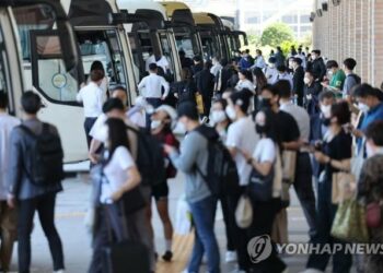 Sôi động đi lại, vận chuyển dịp Tết ở các nước