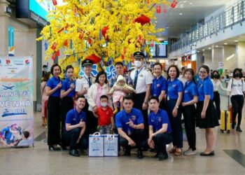 ĐTN Vietnam Airlines cùng thanh niên công nhân có hoàn cảnh khó khăn “Mang Tết về nhà”
