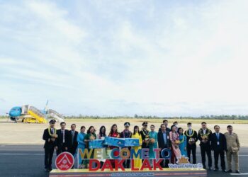 [Tết 2023] Vietnam Airlines chào đón các hành khách đầu tiên “xông đất” Buôn Ma Thuột