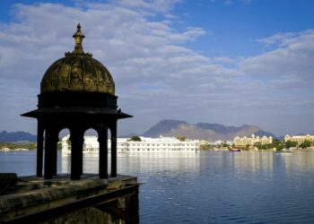 Thành phố trắng bên hồ