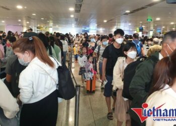 Phá kỷ lục, Tân Sơn Nhất đón gần 145.000 khách ngày mùng 5 Tết