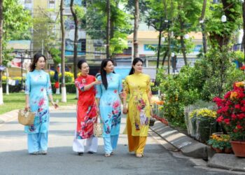 Những “Nàng thơ” của Vietnam Airlines diện áo dài dạo phố