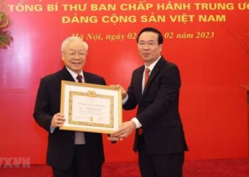 “Nếu là người hãy là người cộng sản!”