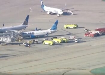 Aviation News No.23: Máy bay United Airlines phải quay đầu do pin laptop bốc cháy