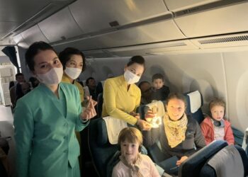 Sinh nhật tuổi 40 đầy bất ngờ trên độ cao 30.000 feet