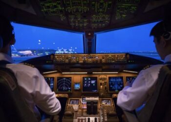 Aviation News No.25: FAA kêu gọi dán nhãn cảnh báo không chiếu tia laser vào máy bay