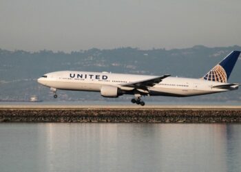 Aviation News No.27: Máy bay United Airlines suýt lao xuống biển Hawaii sau khi cất cánh