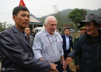 Cựu binh Mỹ trao sổ ghi chép cho gia đình liệt sĩ Hà Tĩnh