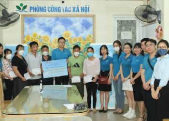Ban TCKT mang yêu thương đến với các bệnh nhi