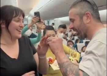 “Tan chảy” với màn cầu hôn ngọt ngào trên chuyến bay của VNA