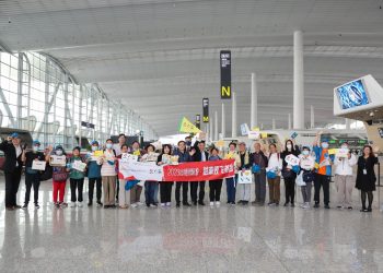 Ceremony for the first Chinese travel group by Vietnam Airlines and GZL International Travel