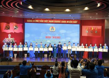 Biểu dương 133 tập thể, cá nhân điển hình công nhân, viên chức lao động làm theo Bác