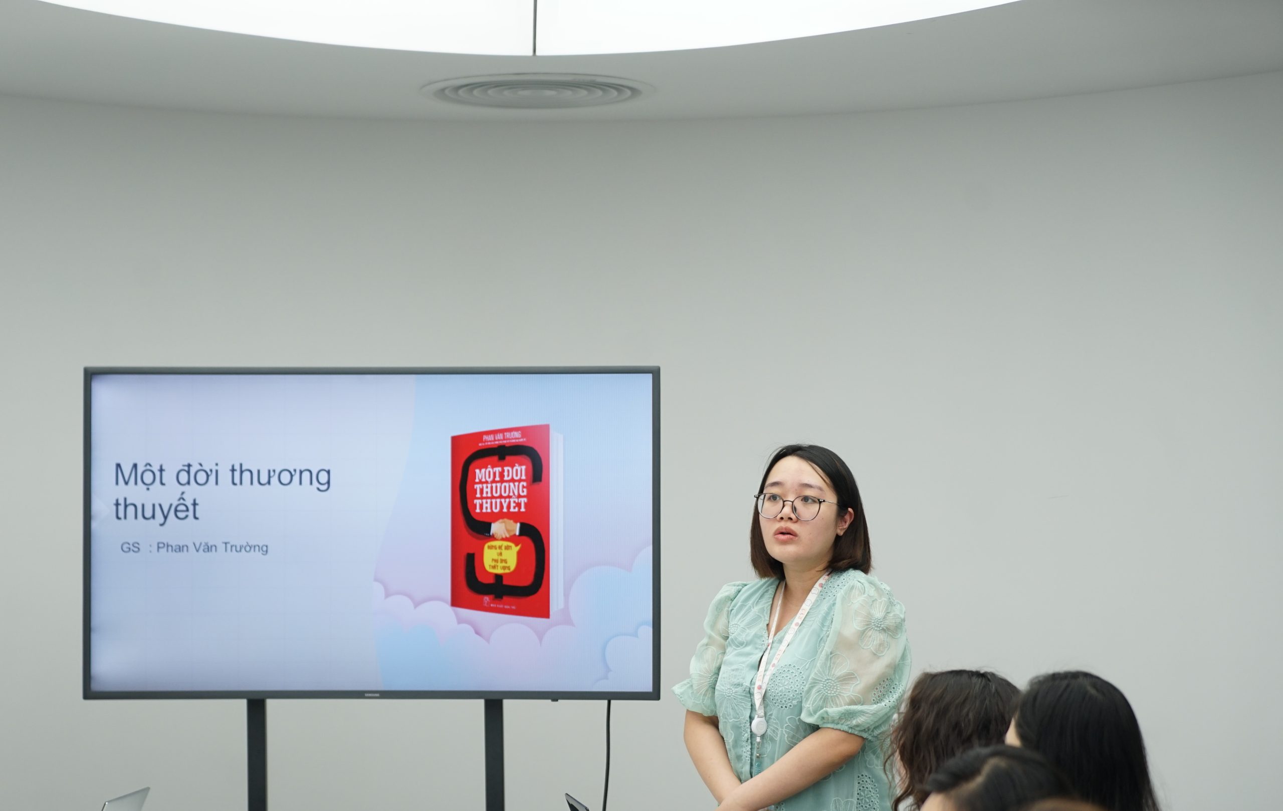 Chị Phạm Mỹ Linh - Ban TT trình bày về nội dung cuốn sách Một đời thương thuyết. (Ảnh: Thu Hà)