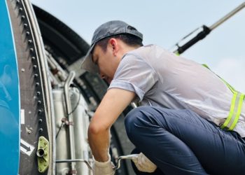 Thợ máy VAECO Nội Bài vượt nắng nóng, duy trì chất lượng công việc