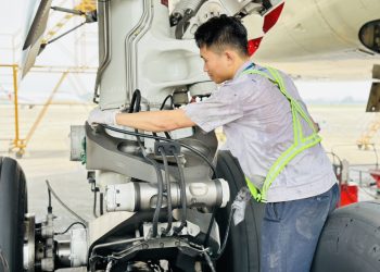 Thợ máy VAECO Nội Bài vượt nắng nóng, duy trì chất lượng công việc