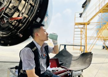 Thợ máy VAECO Nội Bài vượt nắng nóng, duy trì chất lượng công việc