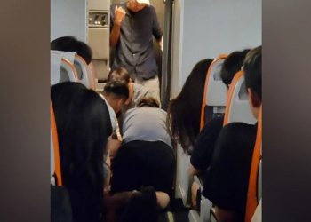 Aviation News No.116: Hành khách bị bắt vì cố gắng mở cửa máy bay giữa chuyến bay