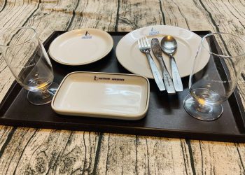 [Kỷ vật]Dụng cụ suất ăn trên khoang Thương gia với Logo cũ – Kỷ niệm về một thời để nhớ