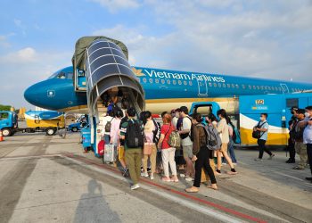 Giá vé máy bay đột ngột giảm giữa cao điểm du lịch hè