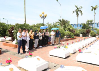 [27/7] Tạp chí Heritage tổ chức dâng hương tại Nghĩa trang liệt sỹ huyện Văn Lâm