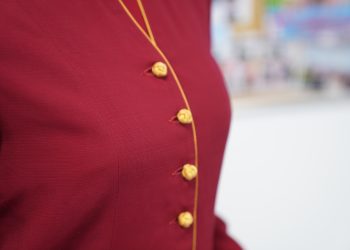 Tà áo dài đỏ – Ký ức một thời của những tiếp viên hàng không