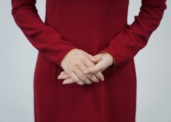 Tà áo dài đỏ – Ký ức một thời của những tiếp viên hàng không