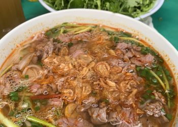 Chua cay, nóng hổi, béo giòn với Bún riêu, Phở gà và Bánh mỳ sốt vang