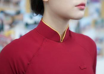 Tà áo dài đỏ – Ký ức một thời của những tiếp viên hàng không