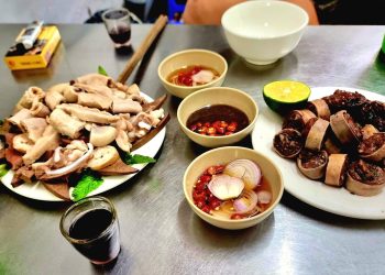 “Hết nước chấm” với lòng lợn, bún ốc và bún ngan