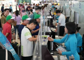 Nữ nhân viên check-in sân bay: Nuốt nước mắt khi bị khách quát mắng