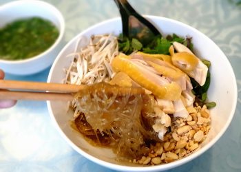 Chua cay, nóng hổi, béo giòn với Bún riêu, Phở gà và Bánh mỳ sốt vang