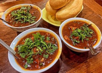 Chua cay, nóng hổi, béo giòn với Bún riêu, Phở gà và Bánh mỳ sốt vang