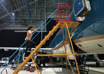 [Thanh niên] Nữ kỹ sư sửa máy bay ở Tân Sơn Nhất: Thay lốp máy bay dễ hơn thay lốp xe máy
