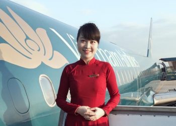 Tà áo dài đỏ – Ký ức một thời của những tiếp viên hàng không