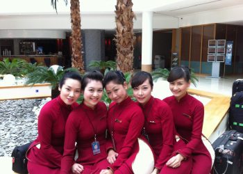 Tà áo dài đỏ – Ký ức một thời của những tiếp viên hàng không