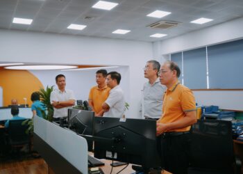 Chủ tịch HĐQT thăm và chúc mừng cơ sở mới của Trung tâm Điều hành Khai thác