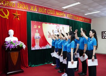 Đảng ủy Đoàn tiếp viên tổ chức Lễ kết nạp đảng viên mới tại Pác Bó