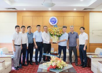 TGĐ Lê Hồng Hà chúc mừng Quyền TGĐ VATM