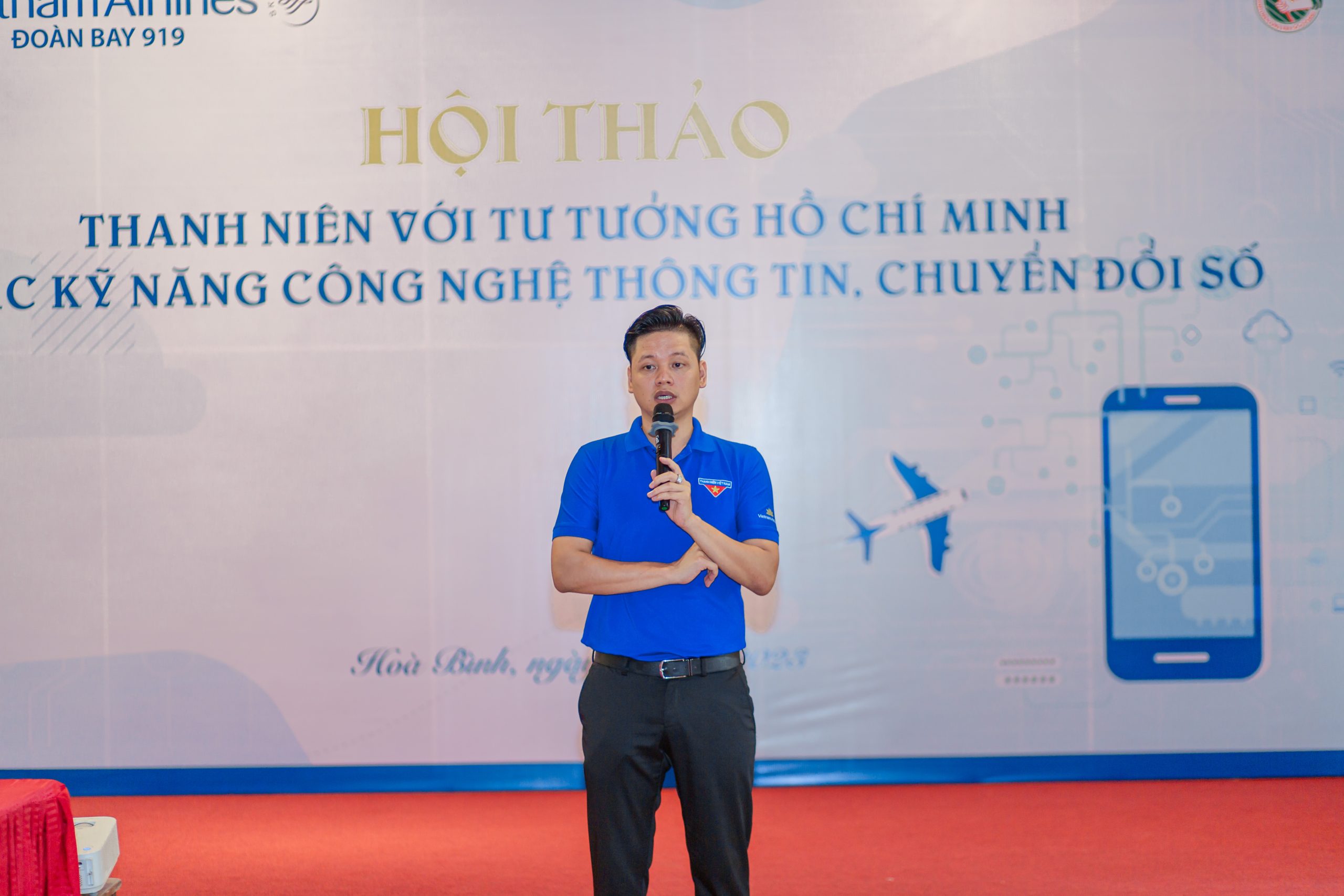 Đ/c Trần Việt Dũng - Bí thư Đoàn cơ sở Đoàn bay 919 phát biểu tại Hội thảo. (Ảnh: ĐB 919)