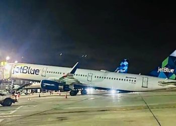 Aviation News No.200: Máy bay chở hàng trăm khách bất ngờ ‘bốc đầu’ hơn 3 mét trên đường băng