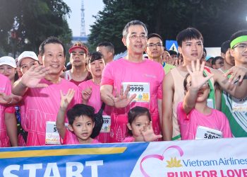 Hơn 1.500 người tham gia giải chạy Vietnam Airlines Run For Love và giải Bơi chải thuyền rồng Hà Nội mở rộng 2023