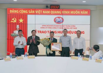 Trao tặng Huy hiệu 30 năm tuổi Đảng cho PTGĐ Trịnh Ngọc Thành