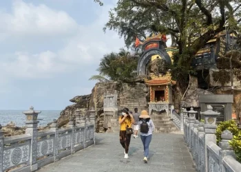 Du lịch khó, có phải chỉ do giá vé máy bay?