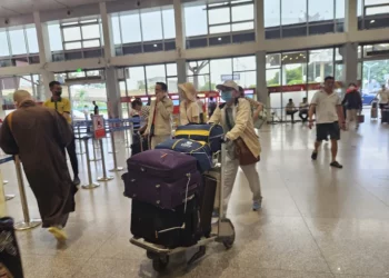 Giá vé máy bay cao, hãng bay vẫn lỗ